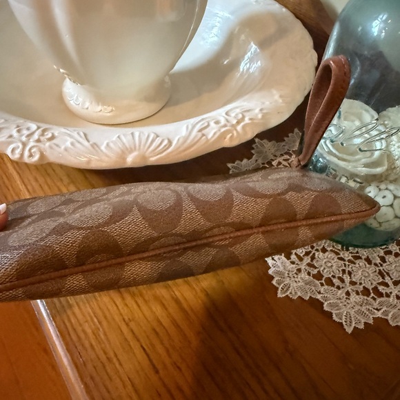 Coach - Picture 3 of 6